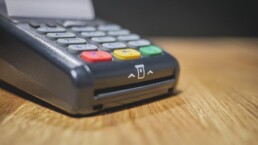 Terminal płatniczy na drewnianym stole